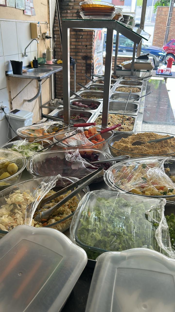 Buffet de verduras com alface, cenoura, beterraba e acompanhamentos